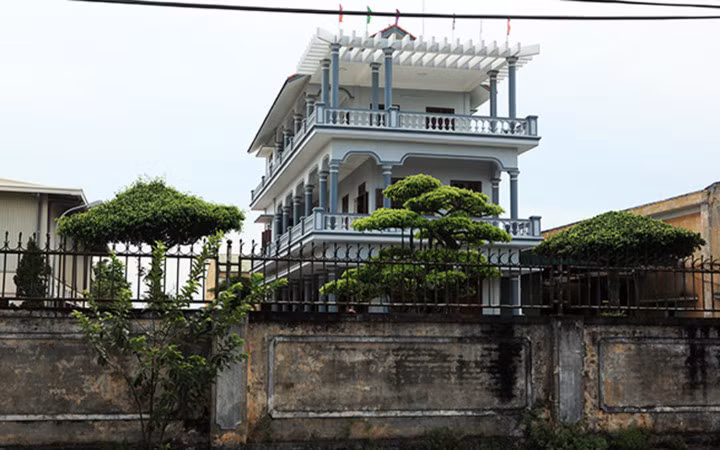 Vào làng Mẹo cứ ngỡ lạc vào một khu công nghiệp hiện đại, giàu có.