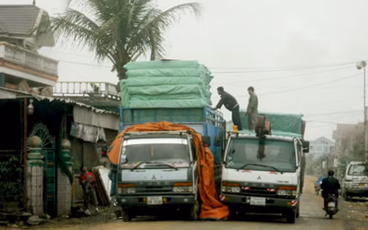 Việc buôn bán phế liệu vẫn là ngành nghề chính của người dân ở Diễn Tháp - ngôi làng có đến vài trăm tỷ phú.