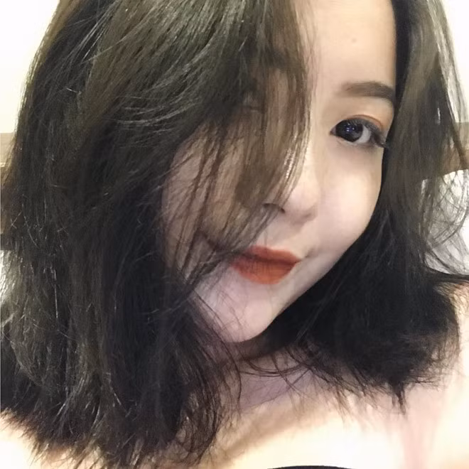 Lên cấp ba, bị bạn bè trêu chọc, cô gái quyết định không ăn tinh bột và chạy bộ để giảm cân. Thời điểm đó, Tùng Linh nặng tới hơn 60 kg. Thiếu nữ đã nỗ lực giảm tới 15 kg để có được thân hình như mong muốn.