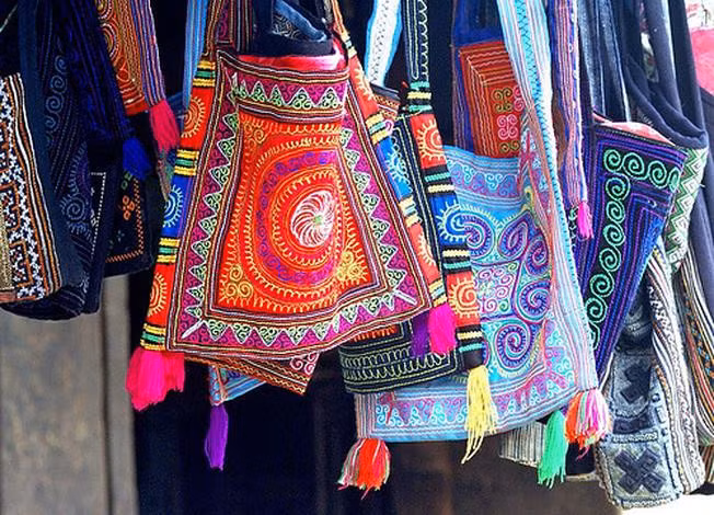 Có được nguồn vốn hỗ trợ, chị Bin đã mạnh dạn vận động chị em trong xóm Lục 2 dựng khung dệt, khôi phục nghề làm thổ cẩm truyền thống của người Mường. Khi đó người nói ra, người nói vào, nhưng chị Bin vẫn quyết tâm làm.