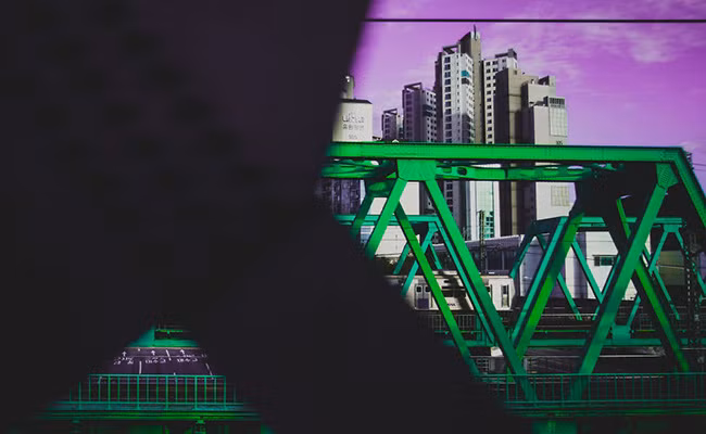 Hoàng hôn chuyển màu trên cây cầu xanh ngắt.