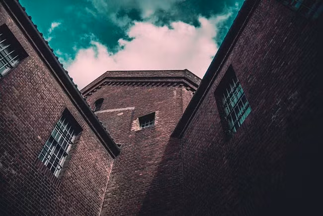 Bầu trời tại một góc nhà tù đem lại cảm giác rất tù túng, ngột ngạt.