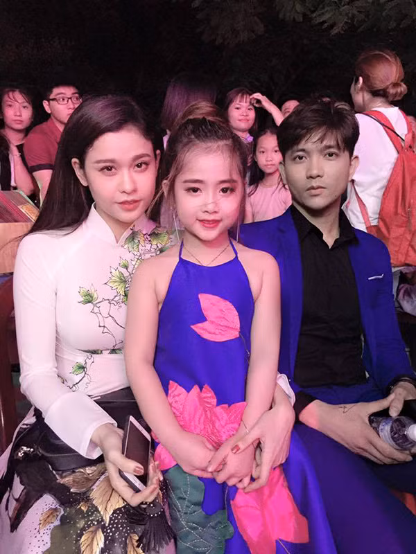 …chụp ảnh cùng cặp đôi Tim – Trương Quỳnh Anh tại một sự kiện ở Hải Phòng.