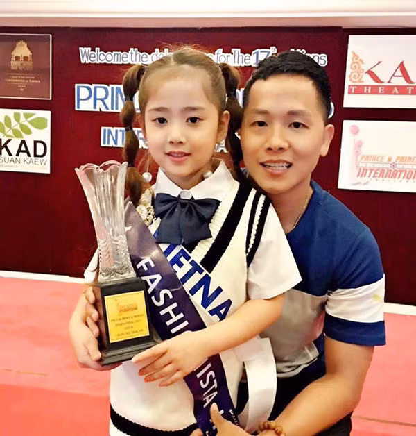 Mẹ Khánh Linh chia sẻ thêm: Dù có con là một mẫu nhí nổi tiếng nhưng điều đó không quá quan trọng, quan trọng là bé phải thích và được thỏa sức thể hiện tài năng, được theo đuổi ước mơ của bản thân mà không ảnh hưởng tới sức khỏe và việc học