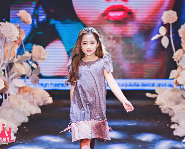 6 tuổi, Khánh Linh đã rất tự tin trên sàn catwalk….