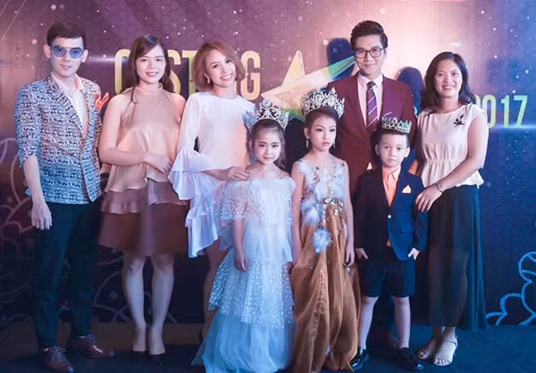 “Đã tham gia vào nghệ thuật thì việc phải “làm bạn” với son phấn là một việc không thể tránh khỏi. Tuy nhiên tôi luôn ý thức hạn chế cho con trang điểm một cách triệt để nhất để Khánh Linh vẫn sẽ giữ được sự trong sáng, hồn nhiên của những cô bé, cậu bé 6 tuổi.” – mẹ Khánh Linh chia sẻ thêm.