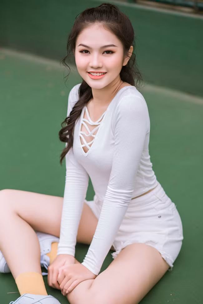 Sở hữu chiều cao nổi bật và đôi chân dài miên man, Phương Nghi biết dùng lợi thế của mình để khoe body đẹp săn chắc, tràn đầy sức sống của tuổi 16.