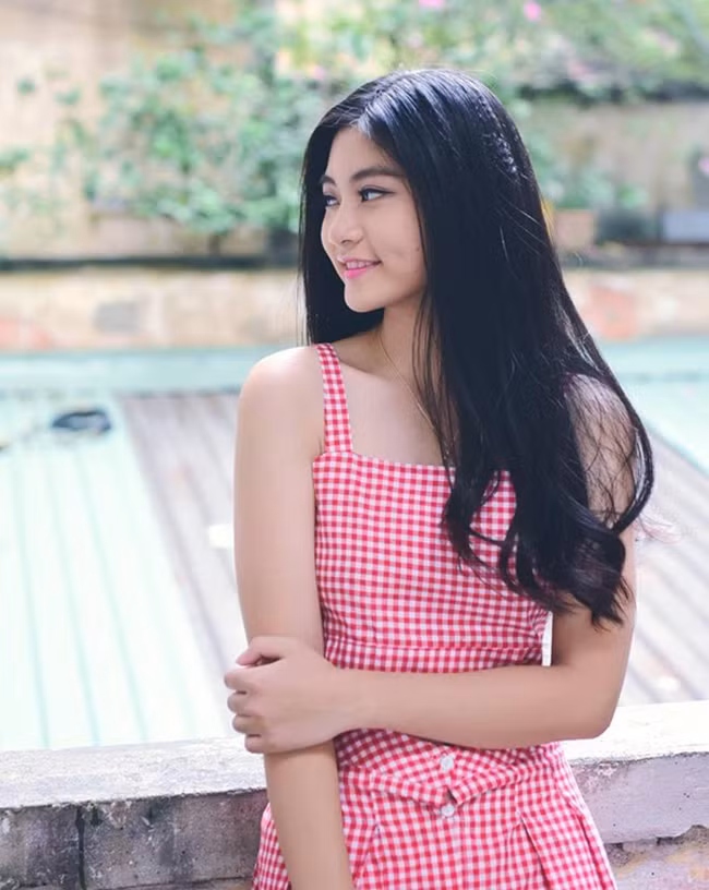 Khoảnh khắc chụp lén khiến Nam Phương trở thành cô gái nổi như cồn trên MXH Cô gái nhỏ duyên dáng trong nụ cười má lúm cực duyên, mái tóc dài đen mượt, đúng chuẩn người con gái Việt.