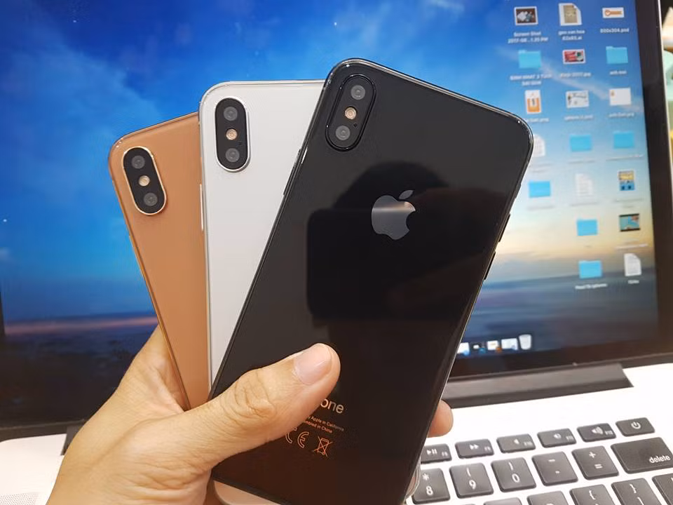 Mới đây vừa xuất hiện một số mô hình iPhone 8 tại Việt Nam. Những mô hình này được đưa về Việt Nam bởi một hệ thống bán lẻ điện thoại tại Hà Nội. Về mặt thiết kế, những chiếc điện thoại mô hình này có kiểu dáng giống hệt như với tin đồn và bản vẽ concept mới nhất của iPhone 8. Chúng gồm có ba phiên bản là màu đen, màu trắng và màu vàng đồng. Trước đó những hình ảnh về cụm ba mô hình này từng xuất hiện trên các trang mạng xã hội tại Trung Quốc. Ảnh: Bộ 3 phiên bản mô hình iPhone 8 vừa xuất hiện tại Việt Nam.