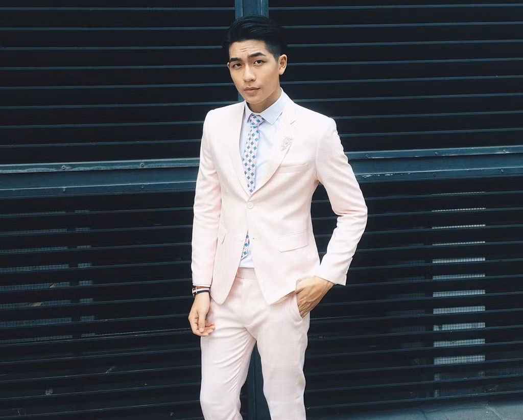 Vẻ ngoài bảnh bao, cuốn hút khi diện vest "đốn tim" phái nữ.