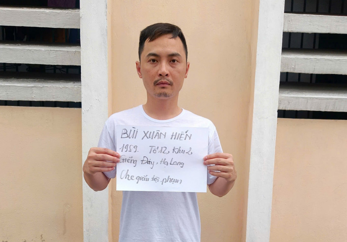 Bùi Xuân Hiến (SN 1989, trú tại tổ 12, khu 2, phường Giếng Đáy, TP Hạ Long, tỉnh Quảng Ninh – anh họ đối tượng Bùi Đình Khánh) bị khởi tố tội Che giấu tội phạm. 