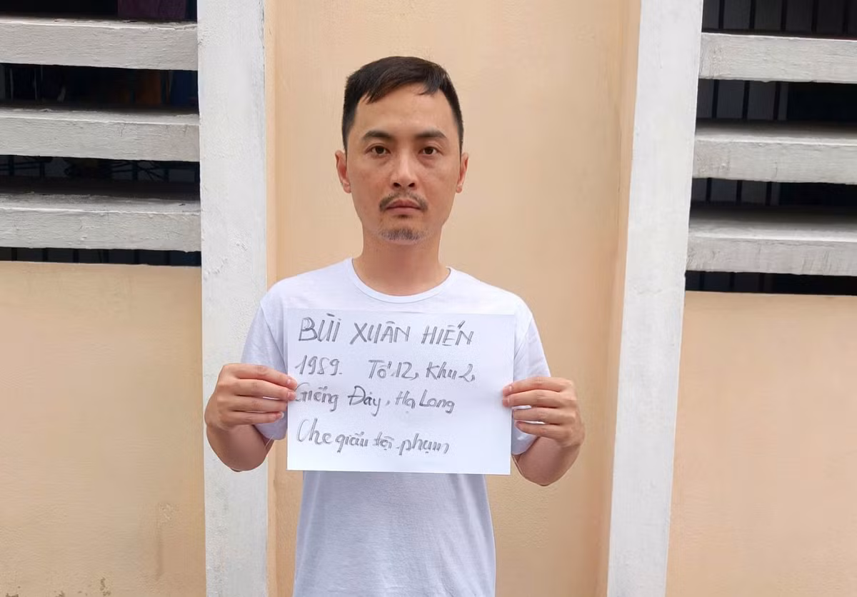 Bùi Xuân Hiến (SN 1989, trú tại tổ 12, khu 2, phường Giếng Đáy, TP Hạ Long, tỉnh Quảng Ninh – anh họ đối tượng Bùi Đình Khánh) bị khởi tố tội Che giấu tội phạm. 