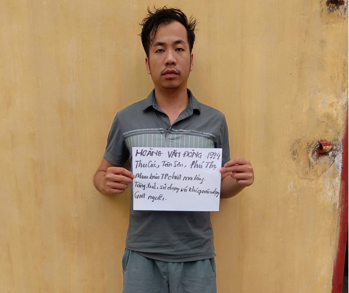 Đối tượng Hoàng Văn Đông (SN 1994, trú tại xã Thu Cúc, huyện Tân Sơn, tỉnh Phú Thọ) bị khởi tố về các tội: Giết người; Mua bán trái phép chất ma túy; Tàng trữ, sử dụng trái phép vũ khí quân dụng. 