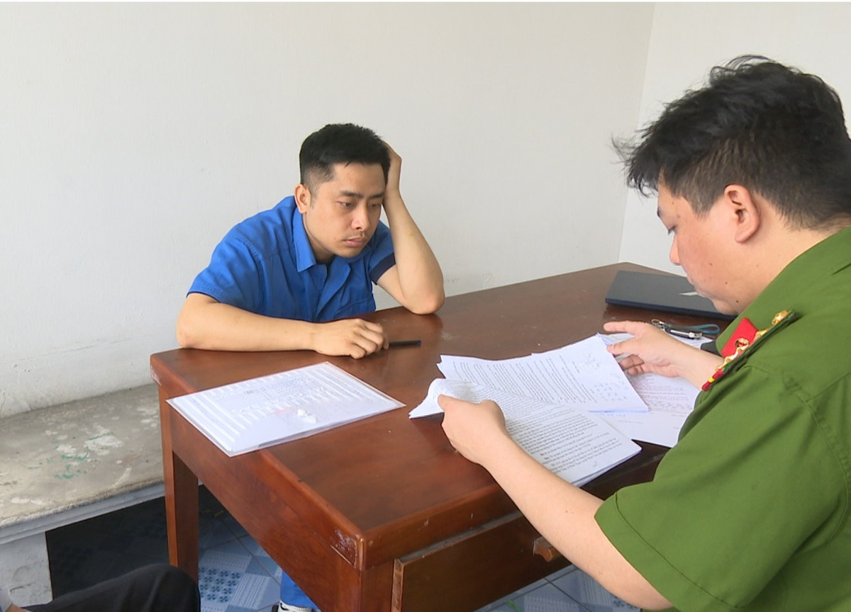 Trong vụ án ma tuý quy mô lớn, liên tỉnh vừa bị triệt phá, cơ quan CSĐT Công an tỉnh Quảng Ninh đã ra Quyết định khởi tố bổ sung vụ án hình sự, đến nay đã khởi tố 6 tội danh, gồm: Giết người; Mua bán trái phép chất ma túy; Tàng trữ trái phép chất ma túy; Tổ chức sử dụng trái phép chất ma túy; Tàng trữ, sử dụng trái phép vũ khí quân dụng; Che giấu tội phạm. Đã khởi tố 13 bị can, trong đó: