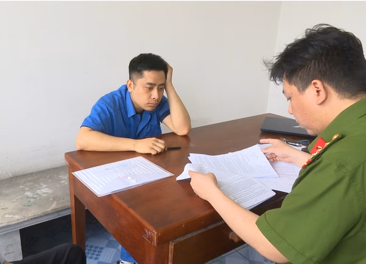 Trong vụ án ma tuý quy mô lớn, liên tỉnh vừa bị triệt phá, cơ quan CSĐT Công an tỉnh Quảng Ninh đã ra Quyết định khởi tố bổ sung vụ án hình sự, đến nay đã khởi tố 6 tội danh, gồm: Giết người; Mua bán trái phép chất ma túy; Tàng trữ trái phép chất ma túy; Tổ chức sử dụng trái phép chất ma túy; Tàng trữ, sử dụng trái phép vũ khí quân dụng; Che giấu tội phạm. Đã khởi tố 13 bị can, trong đó: