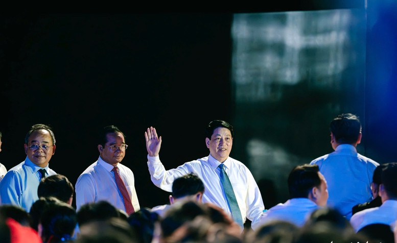 Cầu truyền hình "Vang mãi khúc khải hoàn": Tự hào, xúc động Cau truyen hinh