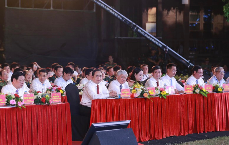 Cầu truyền hình "Vang mãi khúc khải hoàn": Tự hào, xúc động - Hình 3 Cau truyen hinh