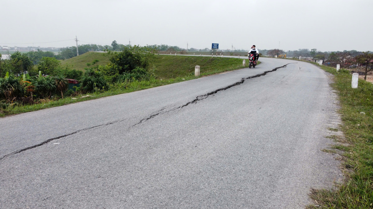 Ngoài ra, lãnh đạo thành phố yêu cầu tiếp tục tổ chức xử lý giờ đầu theo phương châm 4 tại chỗ; thực hiện biện pháp gia cố phù hợp để hạn chế cao nhất sự phát triển của vết nứt, đồng thời có biện pháp không để nước mưa chảy vào các khe nứt, lún sụt.