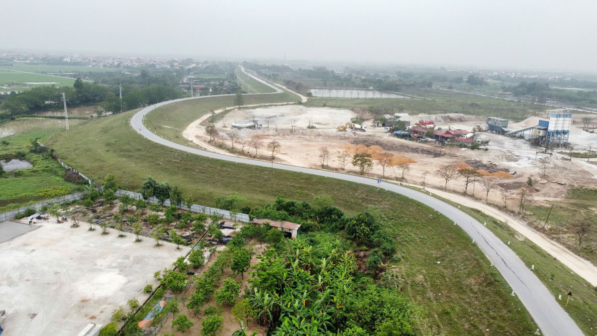 Được biết, năm 2024, Phó Chủ tịch UBND TP Hà Nội Nguyễn Mạnh Quyền đã ký ban hành Quyết định số 6597/QĐ-UBND về việc công bố tình huống khẩn cấp nứt mặt đê Ngọc Tảo trên địa bàn huyện Phúc Thọ.