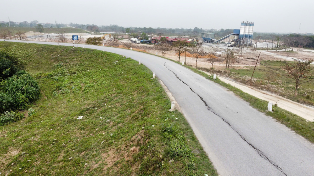 Do tuyến đê Ngọc Tảo bị vết nứt “cắt thành đôi” và làm biến dạng bề mặt tạo ra độ chênh lớn không bằng phẳng nên các phương tiện giao thông di chuyển khó khăn, rủi ro bị trượt lốp xe khá lớn. Thậm chí, xe máy dễ bị kẹt cứng vào rãnh đứt nếu không chú ý quan sát, nhất là khi trời tối không có đèn đường chiếu sáng.