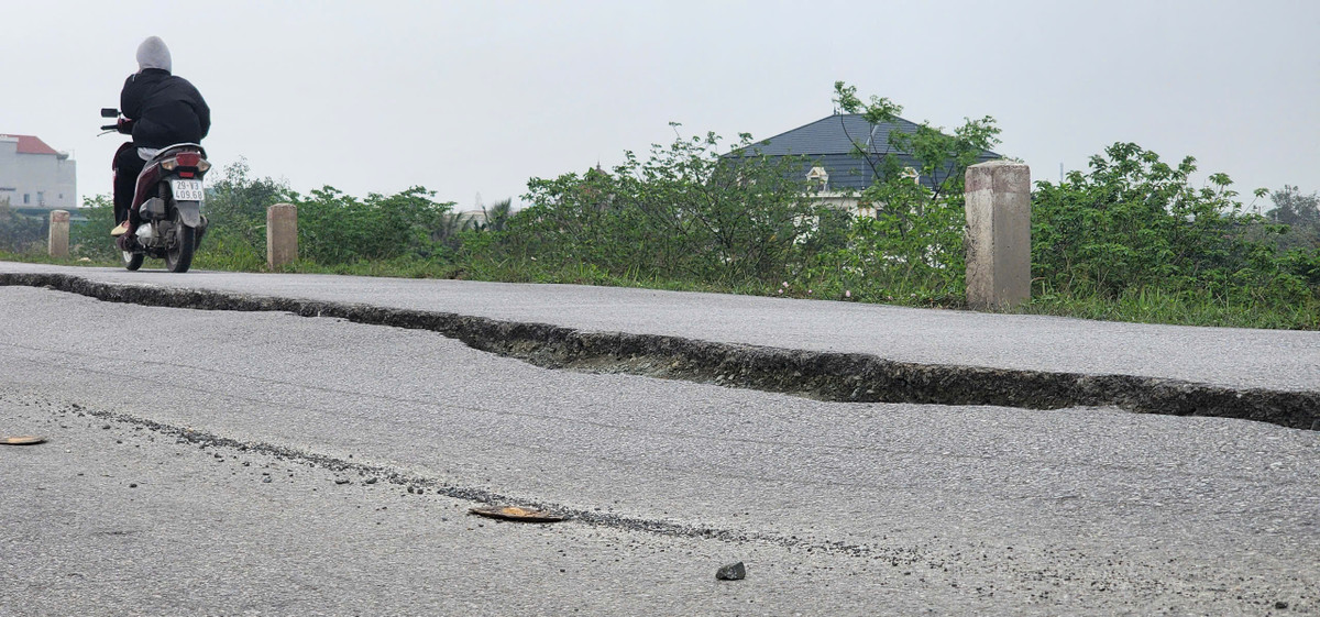 Theo đó, UBND TP Hà Nội giao UBND huyện Phúc Thọ chủ trì, phối hợp với Chi cục Thủy lợi và Phòng, chống thiên tai duy trì thực hiện việc cảnh báo, thực hiện các biện pháp đảm bảo an toàn cho người và phương tiện tham gia giao thông trên tuyến đê phạm vi nứt mặt đê.