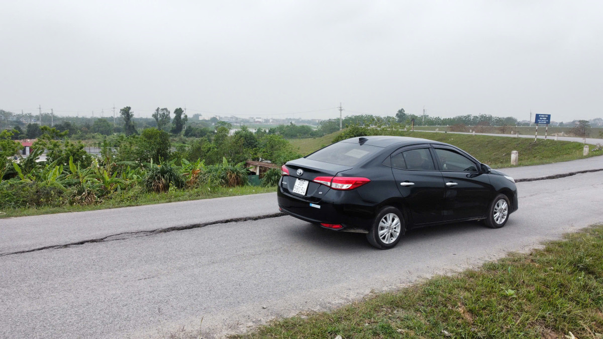 Tuy nhiên, theo ghi nhận của PV, tại khu vực xảy ra nứt, gãy tuyến đường đê Ngọc Tảo hiện không có dấu hiệu cho thấy nhân lực, vật lực tổ chức khắc phục, sửa chữa vị trí đê hư hỏng. Thậm chí, không có hệ thống cảnh báo an toàn khi lượng phương tiện giao thông di chuyển qua tuyến đường đê này khá đông đúc.