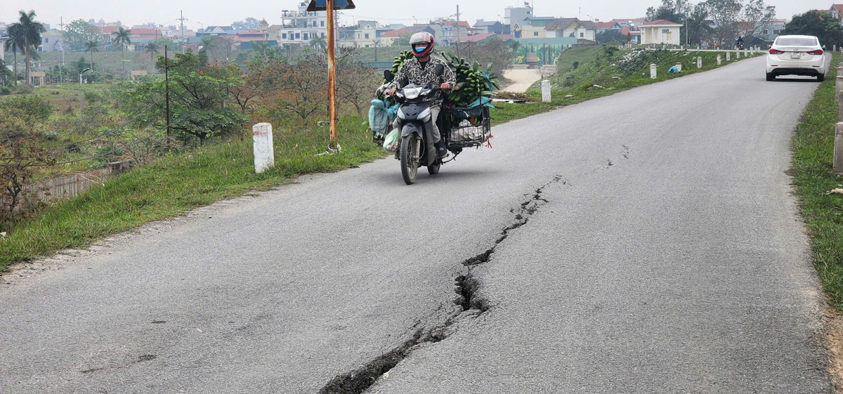 Tuyến đê huyết mạch của người dân ven đô Hà Nội đang đe doạ người dân.