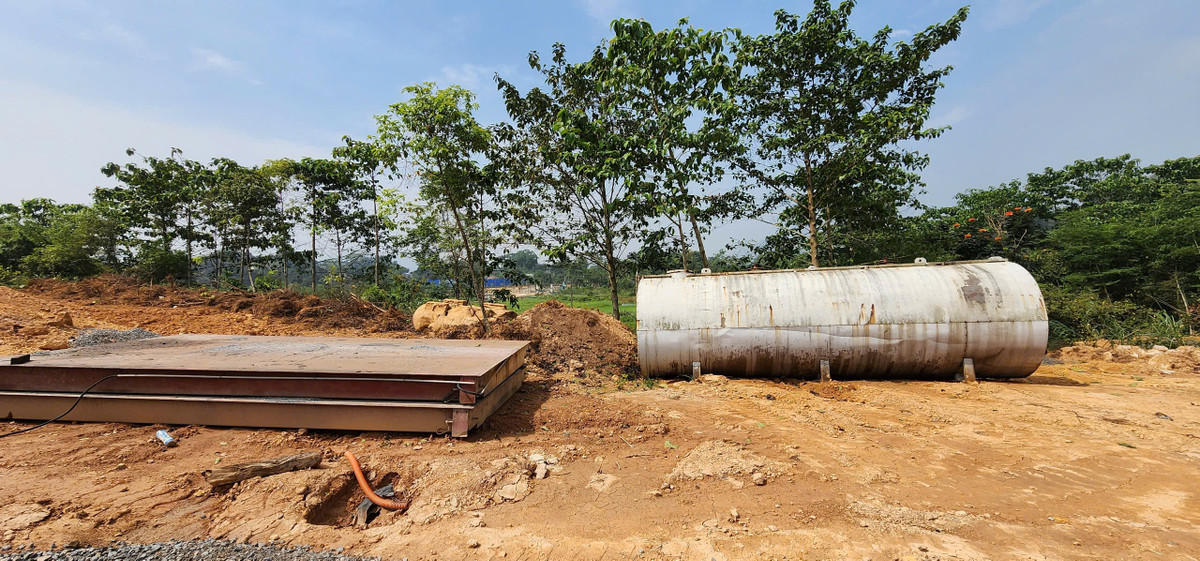 Sáng 17/4, ghi nhận của PV Báo Tri thức và Cuộc sống, tại trạm trộn bê tông Asphalt trái phép này chỉ có một nam công nhân trông coi công trình. Thời điểm này không có dấu hiệu cho thấy việc đang triển khai tháo dỡ. Lý do được công nhân trông coi trông trình đưa ra là "do có việc nên anh em tạm nghỉ. Hôm sau sẽ tiếp tục tháo dỡ".