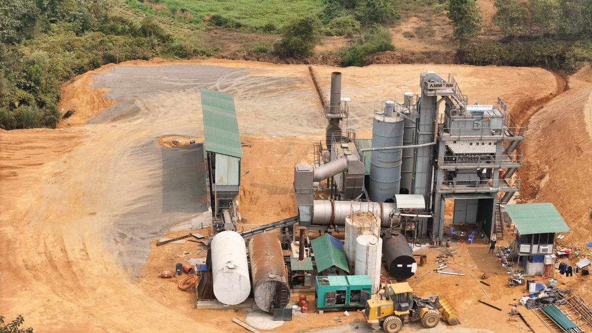 Đuợc biết, ngoài sự việc này, trong quý I/2025, huyện Ba Vì phát hiện 4 trường hợp vi phạm mới, đã xử lý 2 trường hợp. Một số địa phương có tỷ lệ xử lý cao, như: Phú Cường, Tản Lĩnh, Vạn Thắng, Yên Bài. Tuy nhiên, vẫn còn 13 xã chưa xử lý dứt điểm vi phạm tồn đọng; một số xã như Thái Hòa, Cẩm Lĩnh, Tây Đằng tiếp tục để phát sinh vi phạm mới, trong khi chưa khắc phục triệt để các vi phạm cũ.