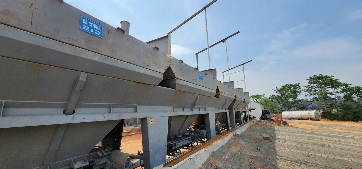 Được biết, trạm trộn bê tông Asphalt xây dựng không phép trên đất nông nghiệp này đã dần hoàn thiện 90% khối lượng công việc, thậm chí là đã tập kết nguyên vật liệu để chuẩn bị sản xuất. Tuy nhiên, với sự quyết liệt xử lý vi phạm và không để công trình tồn tại kéo dài, phức tạp của chính quyền huyện Ba Vì và xã Yên Bài nên công trình này đã nhanh chóng bị "tuýt còi, yêu cầu khẩn trương tháo dỡ, hoàn trả mặt bằng.