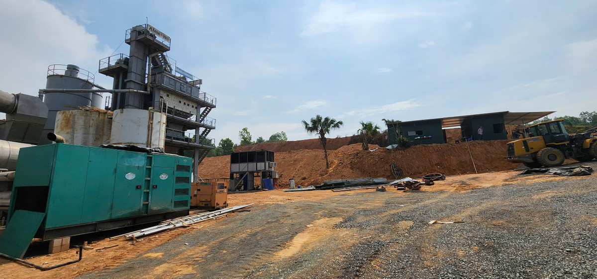 Cùng ngày, ông Nguyễn Văn Thành, Phó Chủ tịch UBND xã Yên Bài cũng xác nhận, chủ công trình đã và đang tháo dỡ một số hạng mục của trạm trộn. Dự kiến thời gian hoàn thành việc tháo dỡ công trình vi phạm này là ngày 20/4.