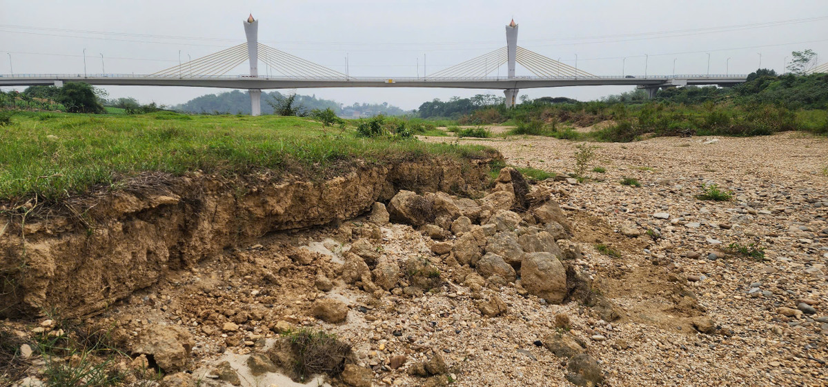 Theo Đài Khí tượng và thủy văn tỉnh Tuyên Quang, mực nước sông Lô tại thành phố những ngày tháng 4/2025 chỉ đạt 11,25m. Đây là mực nước thấp nhất trong lịch sử từng được ghi nhận.