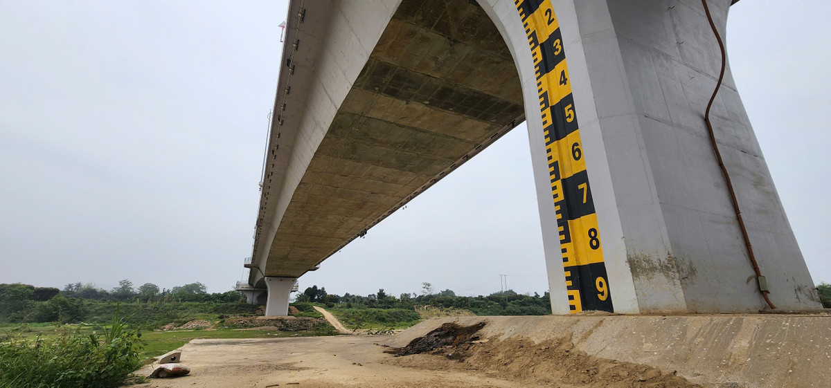 Mực nước sông Lô xuống thấp khiến cả một đoạn sông dài chảy qua cầu Tình Húc thuộc các phường Hưng Thành, An Tường và phường Nông Tiến trơ đáy lộ cả cồn cát và những mỏm đá ven bờ.