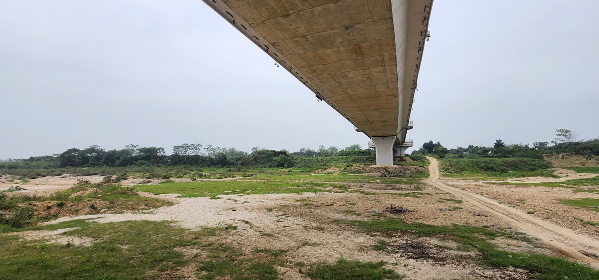 Thậm chí, ngay dưới chân cầu Tình Húc đã hình thành một con đường mòn nối hai bờ sông Lô. Thay vì đi qua cầu bê tông Tình Húc, nhiều người lựa chọn con đường mòn lòng sông để tiết kiệm thời gian di chuyển.