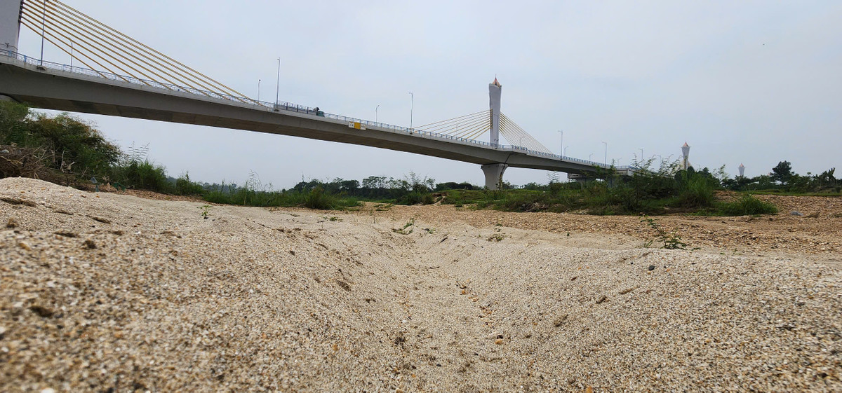 Cát trắng tạo thành các cồn dưới chân cầu Tình Húc.