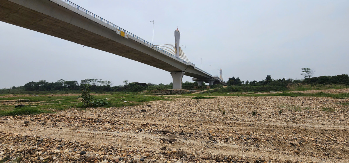 Dọc lòng sông Lô trơ đáy dưới chân cầu Tình Húc có rất nhiều dấu vết bánh xe.