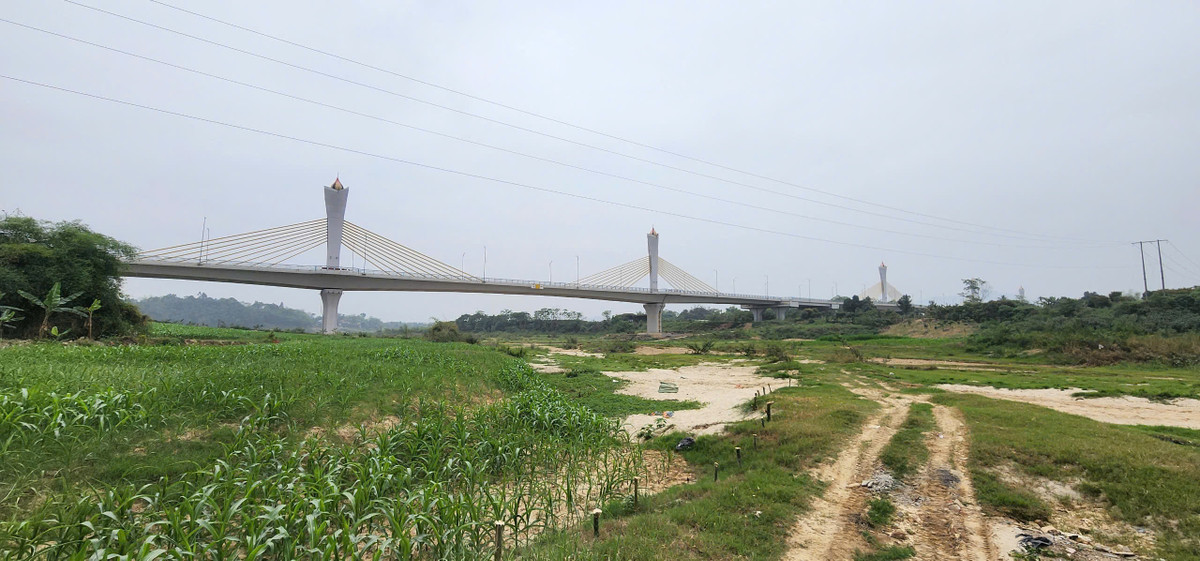 Nông nghiệp ven bờ sông Lô, dưới chân cầu Tình Húc đang đối diện với nhiều khó khăn khi bị hạn chế nước tưới tiêu từ sông Lô cạn trơ đáy.