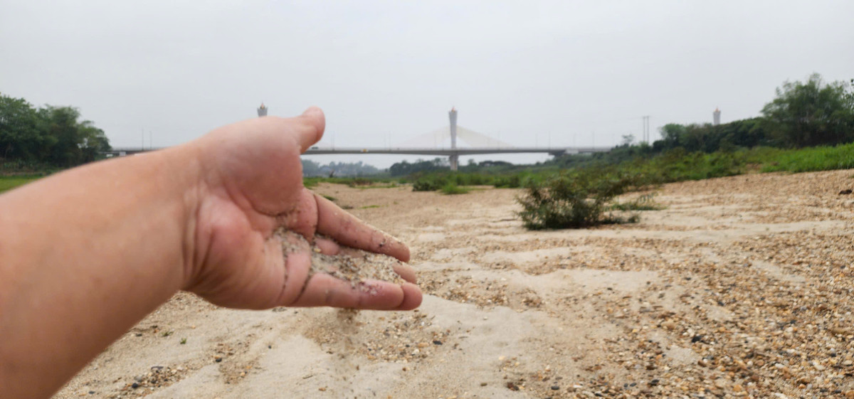 Do mực nước sông Lô xuống thấp nên đoạn sông chảy qua cầu Tình Húc trở thành bãi cạn.