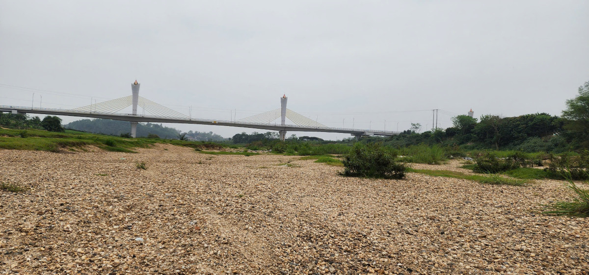 Khối lượng lớn cát, sỏi lòng sông Lô lộ thiên.