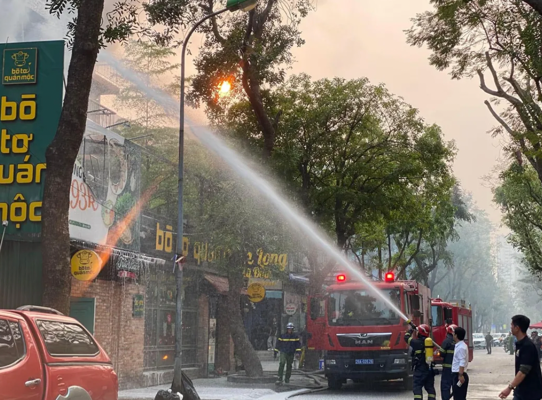 Cháy lớn tại nhà hàng bò tơ quán mộc ở Mỹ Đình Chay lon tai nha hang bo to quan moc o My Dinh