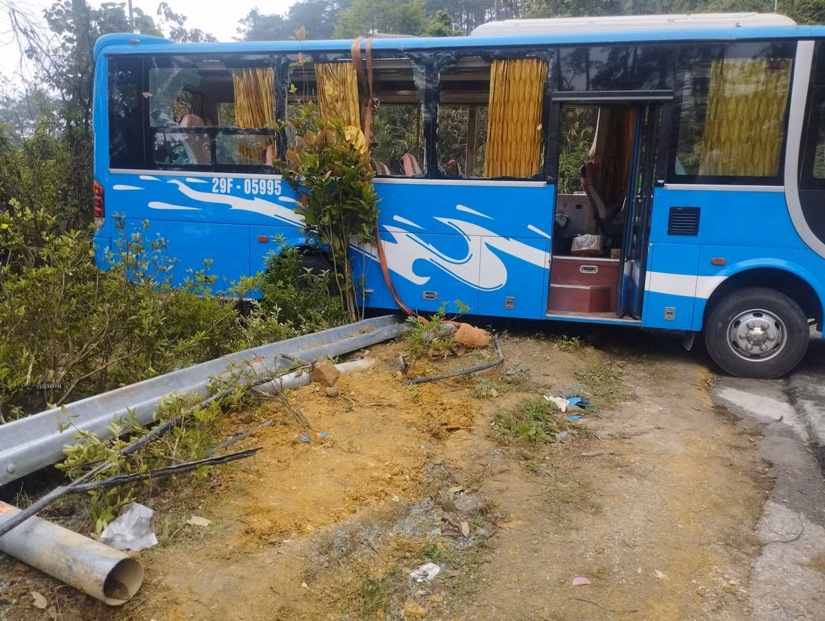 Xe khách bị hư hỏng nặng.