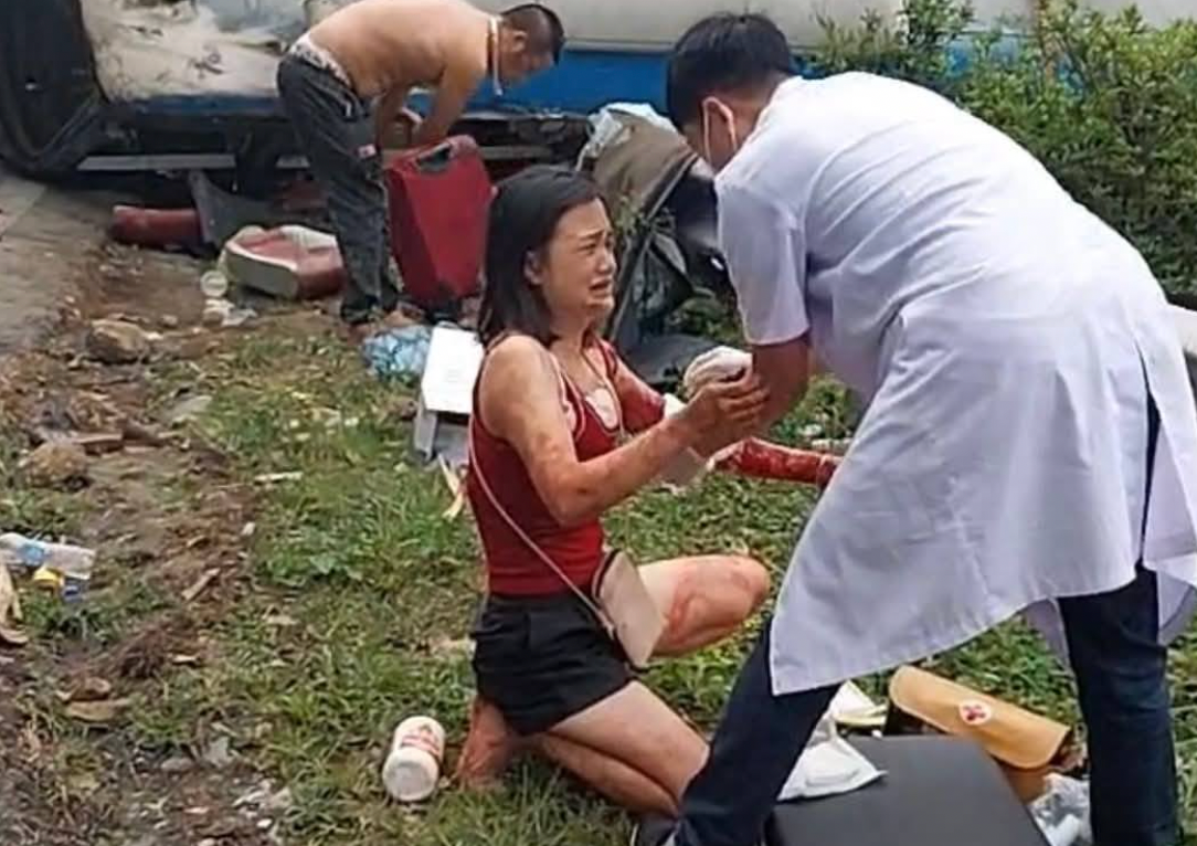 Những hành khách trên chiếc xe gặp nạn đều hoảng loạn sau vụ tai nạn.