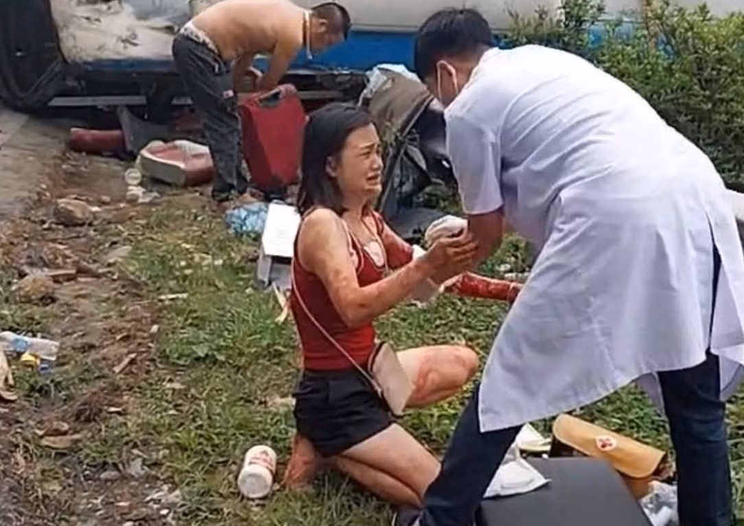 Những hành khách trên chiếc xe gặp nạn đều hoảng loạn sau vụ tai nạn.