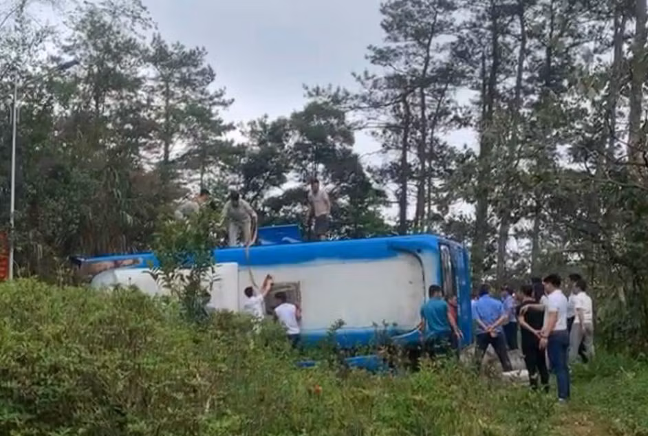 Tại hiện trường, chiếc ô tô khách nằm ở mép đường đèo Tam Đảo, cửa kính bị vỡ vụn, 20m hộ lan của đường bị xe khách đâm đổ.