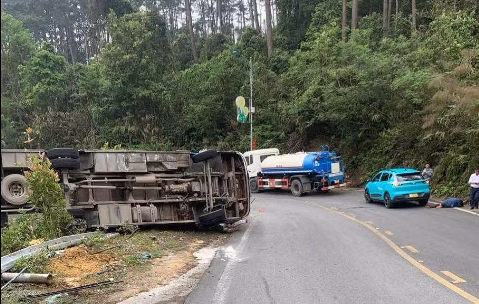 Vụ tai nạn khiến 2 người tử vong tại chỗ. Số người còn lại trên xe được đưa đi cấp cứu tại cơ sở y tế gần nhất. Cập nhập đến 11h45' cùng ngày, có thêm 1 người tử vong, nâng tổng số người chết lên 3 người, trong đó có 2 trẻ em; 5 - 6 người bị thương nặng, được đưa đi cấp cứu ở Bệnh viện Đa khoa tỉnh Vĩnh Phúc.
