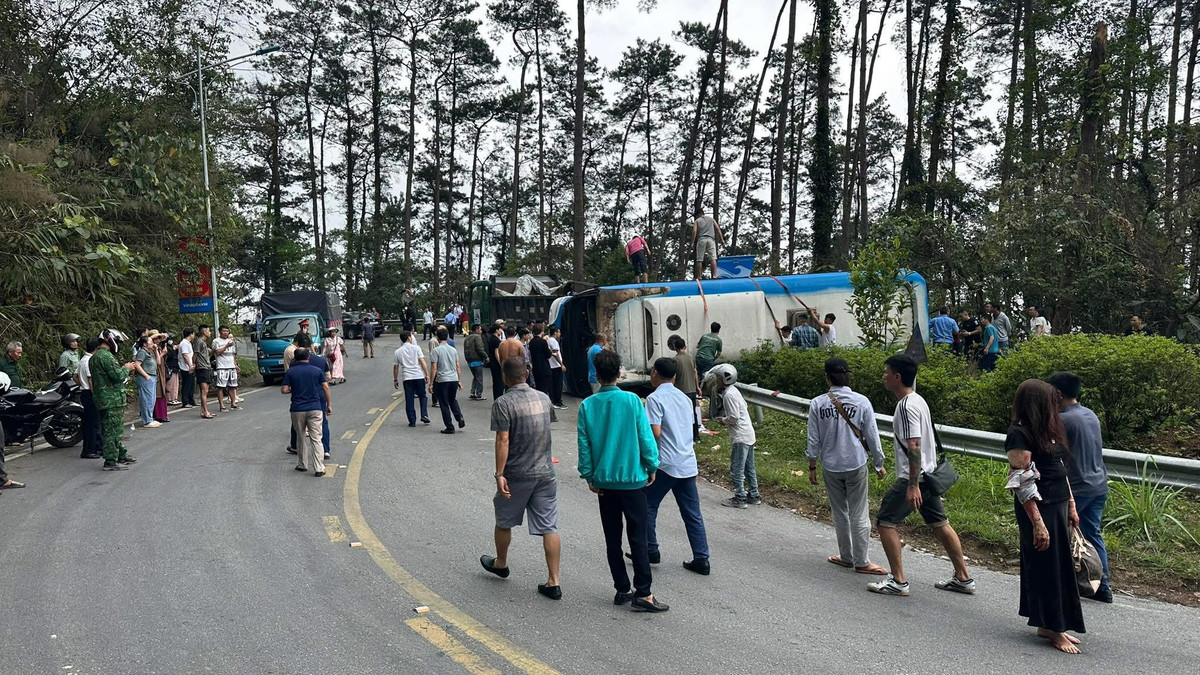 Nhiều người đi đường hỗ trợ lực lượng chức năng cứu giúp nạn nhân.