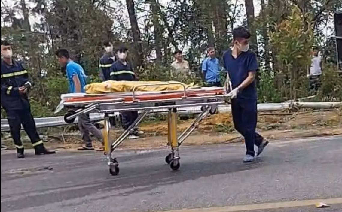 Lực lượng y tế khẩn trương cấp cứu nạn nhân.