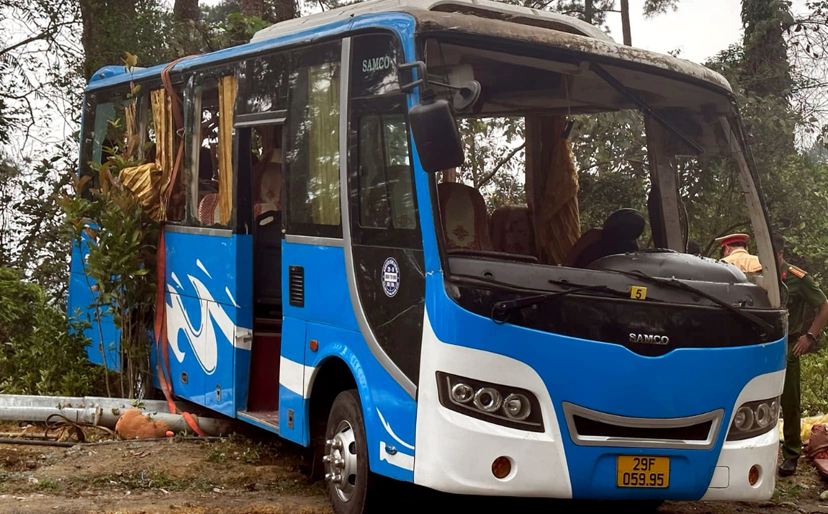 Khoảng 9h15' sáng 26/4, tại km 19 + 250 đường lên thị trấn Tam Đảo, tỉnh Vĩnh Phúc xảy ra vụ tai nạn giao thông nghiêm trọng, xe ô tô chở khách lao vào ta luy bên đường, bị lật và hư hỏng nặng.