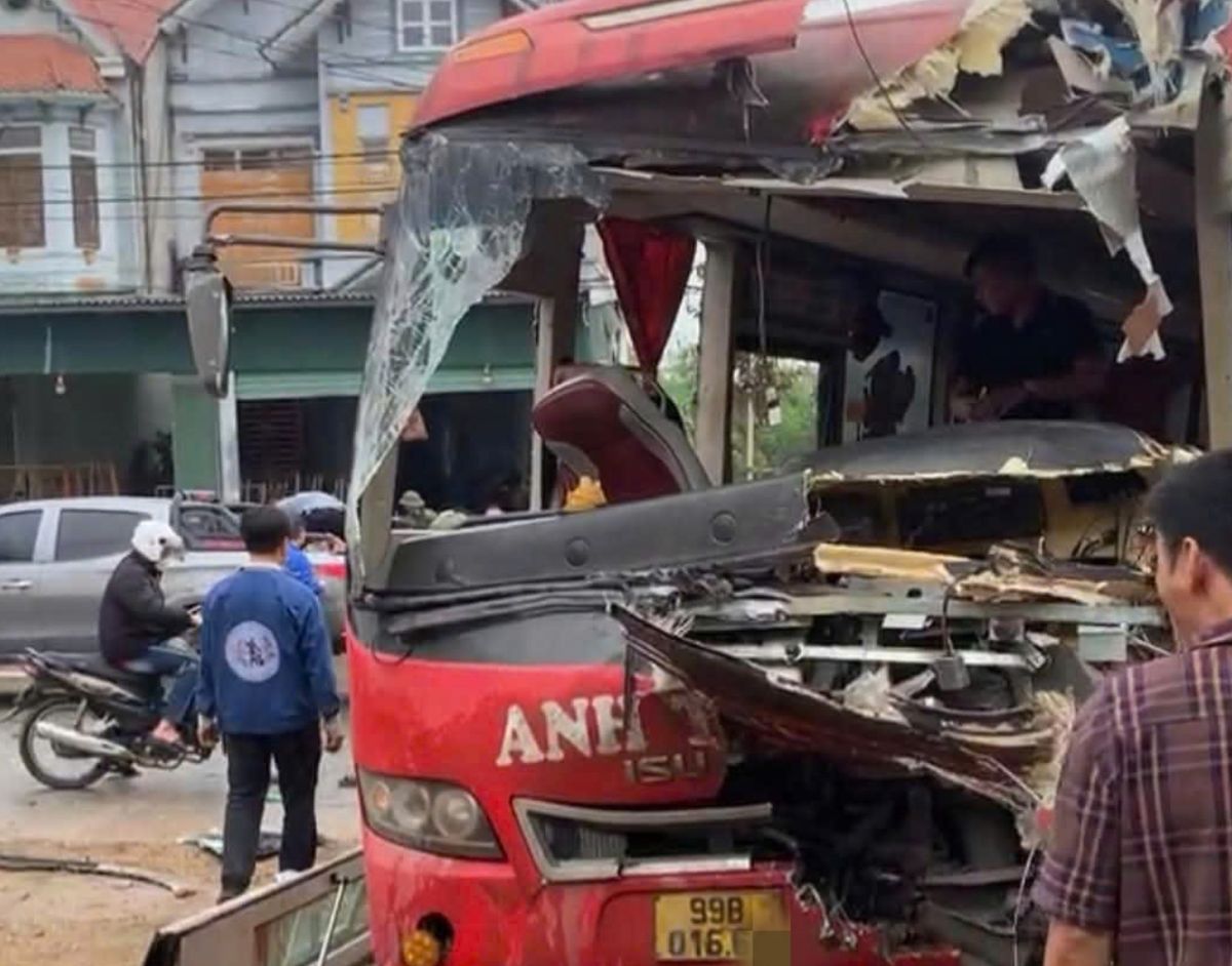 Xe khách va chạm với xe đầu kéo rơ-moóc, 9 người nhập viện Xe khach va cham voi xe dau keo ro-mooc, 9 nguoi nhap vien