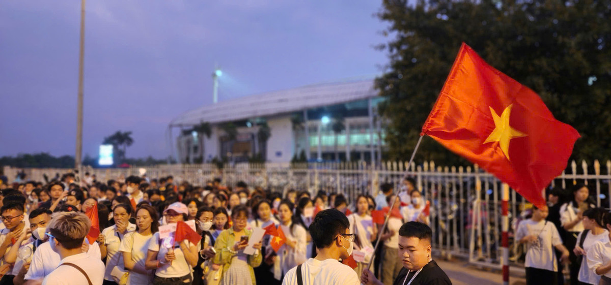 Ngay từ chiều tối 22/4, đông đảo người dân Thủ đô Hà Nội đã có mặt tại khu vực sân vận động Mỹ Đình để chờ đón chương trình chính luận nghệ thuật Hẹn ước Bắc Nam chào mừng 50 năm Ngày Giải phóng miền Nam. Đặc biệt là chờ đón màn bắn pháo hoa chào mừng ngày lễ 30/4.
